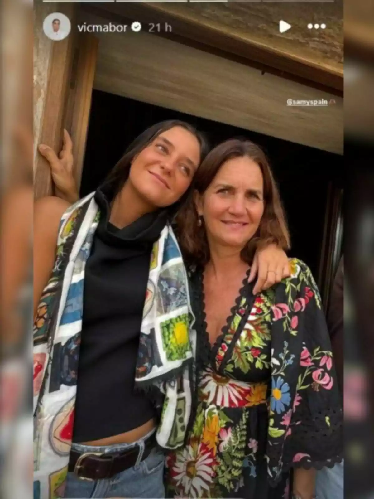 Victoria Federica y Samantha Vallejo-Nágera sonríen y posan abrazadas en la entrada de una casa, ambas llevan ropa colorida con estampados llamativos. Victoria Federica y Samantha Vallejo-Nágera sonríen y posan abrazadas en la entrada de una casa, ambas llevan ropa colorida con estampados llamativos.