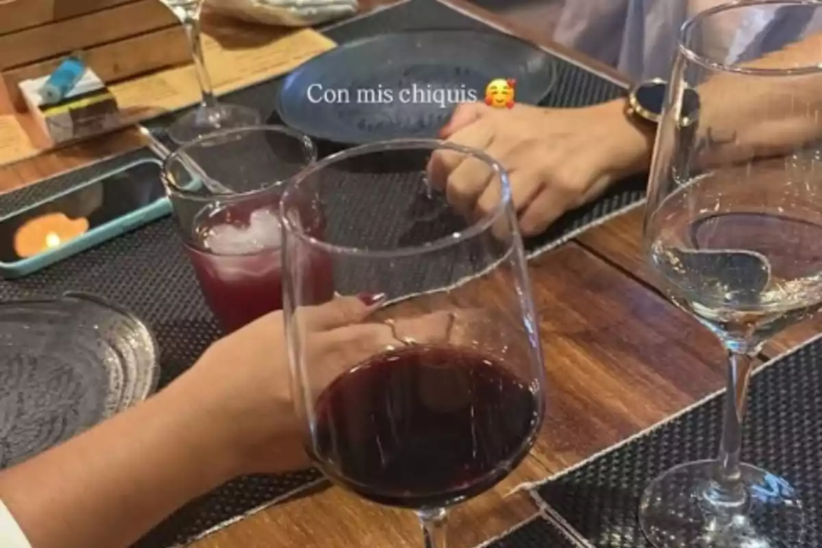 Story de Irene Rosales donde muestra una mesa con varias copas y bebidas, así como las manos de dos mujeres Story de Irene Rosales donde muestra una mesa con varias copas y bebidas, así como las manos de dos mujeres