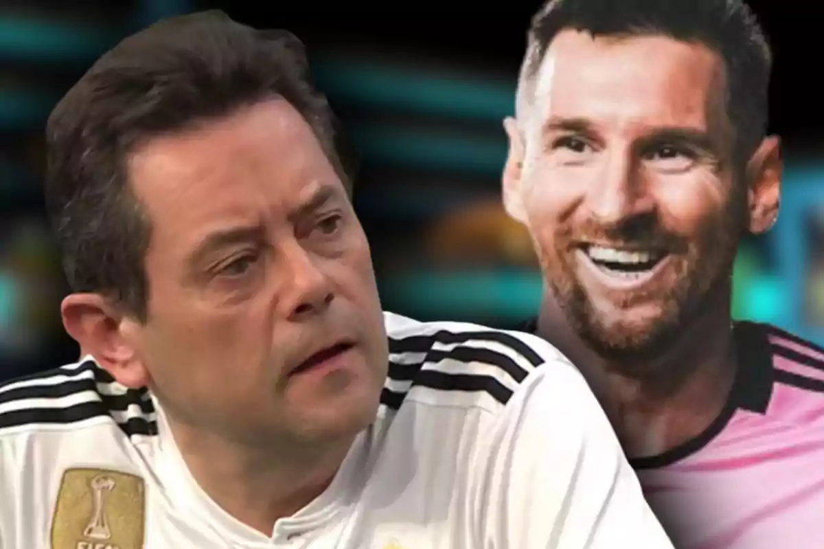 Un hombre con camiseta blanca de fútbol luce serio en primer plano mientras al fondo aparece otro hombre sonriendo con camiseta rosa