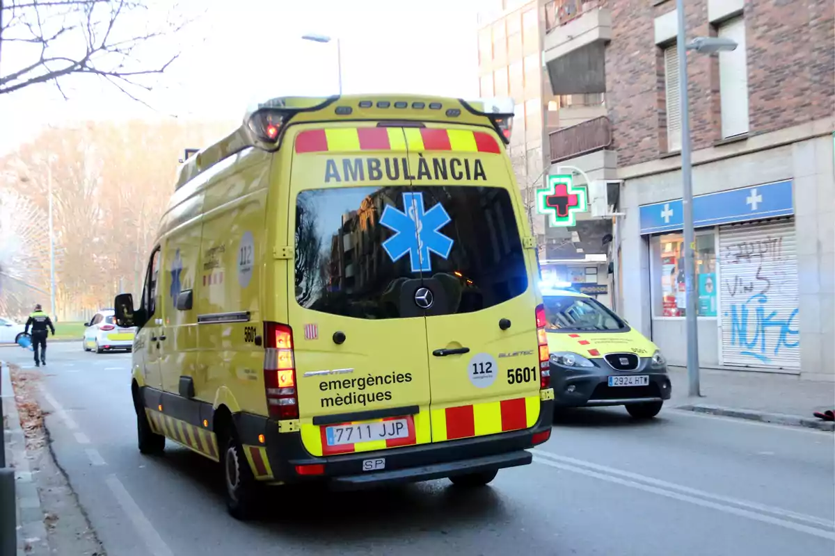 Una ambulància groga amb la paraula 