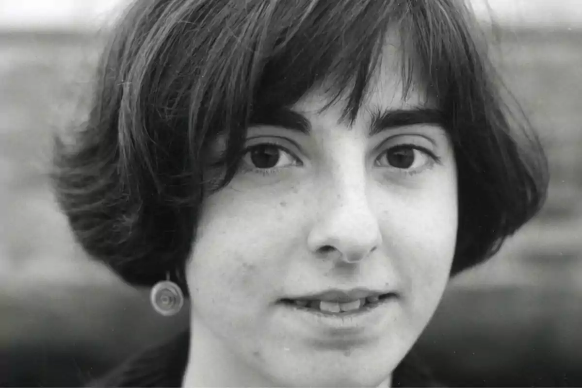 Retrato en blanco y negro de una persona joven con cabello corto y mirada directa a la cámara.