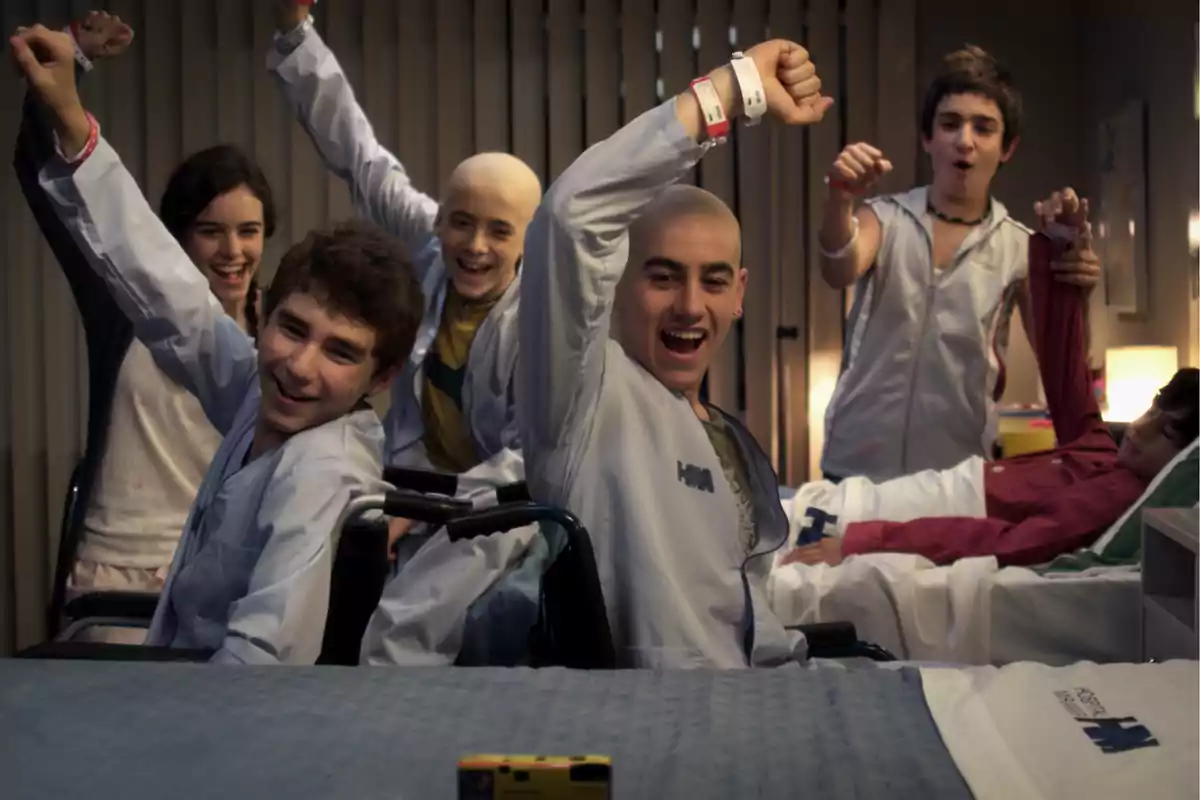 Un grupo de jóvenes en un hospital celebrando con entusiasmo y sonrisas.