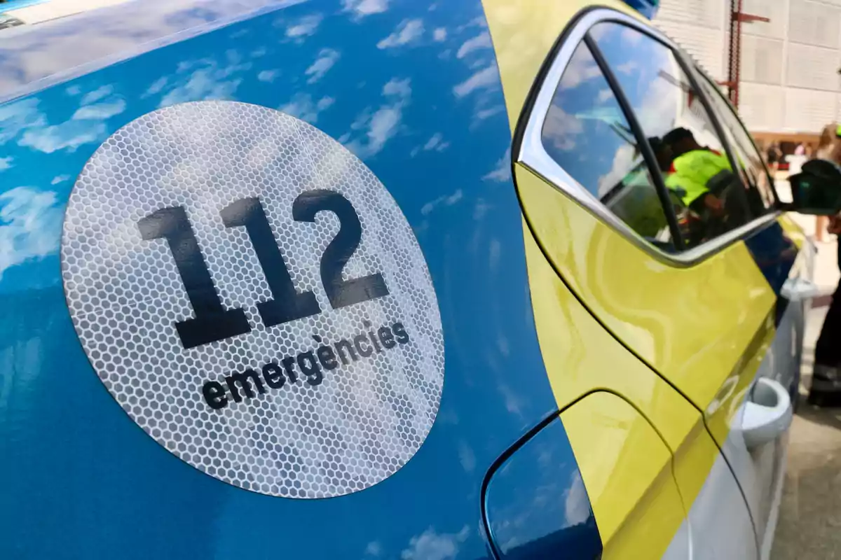 Un coche de emergencias con el número 112 en un adhesivo reflectante en la puerta.