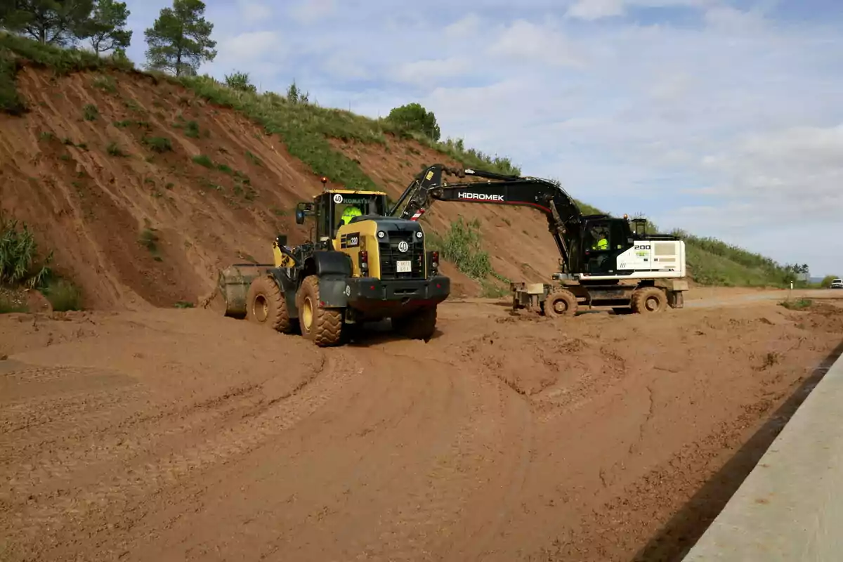 Maquinaria trabajando para sacar el barro en la A-27 en Valls