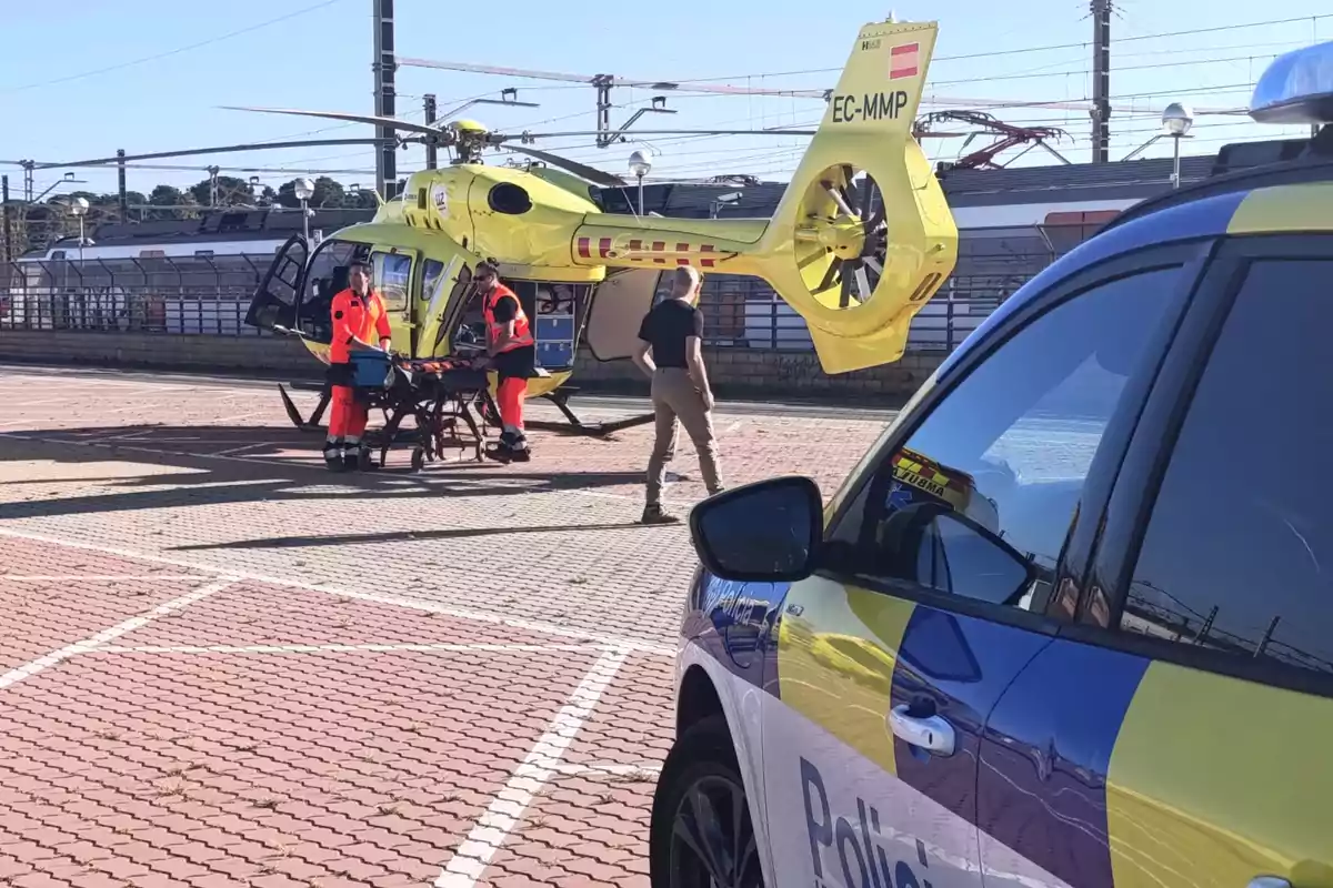 Personal médico asistiendo al trabajador malherido