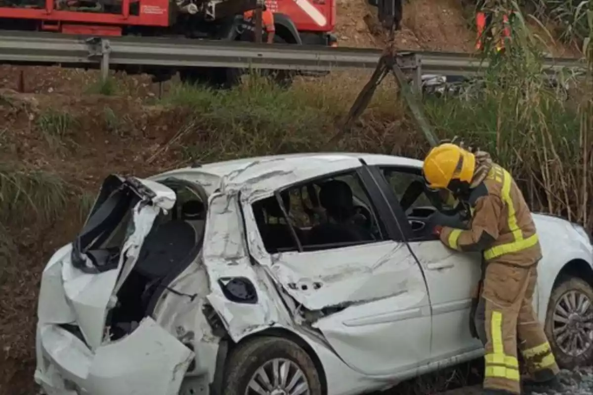 Así ha quedado el coche después del impacto del ferrocarril