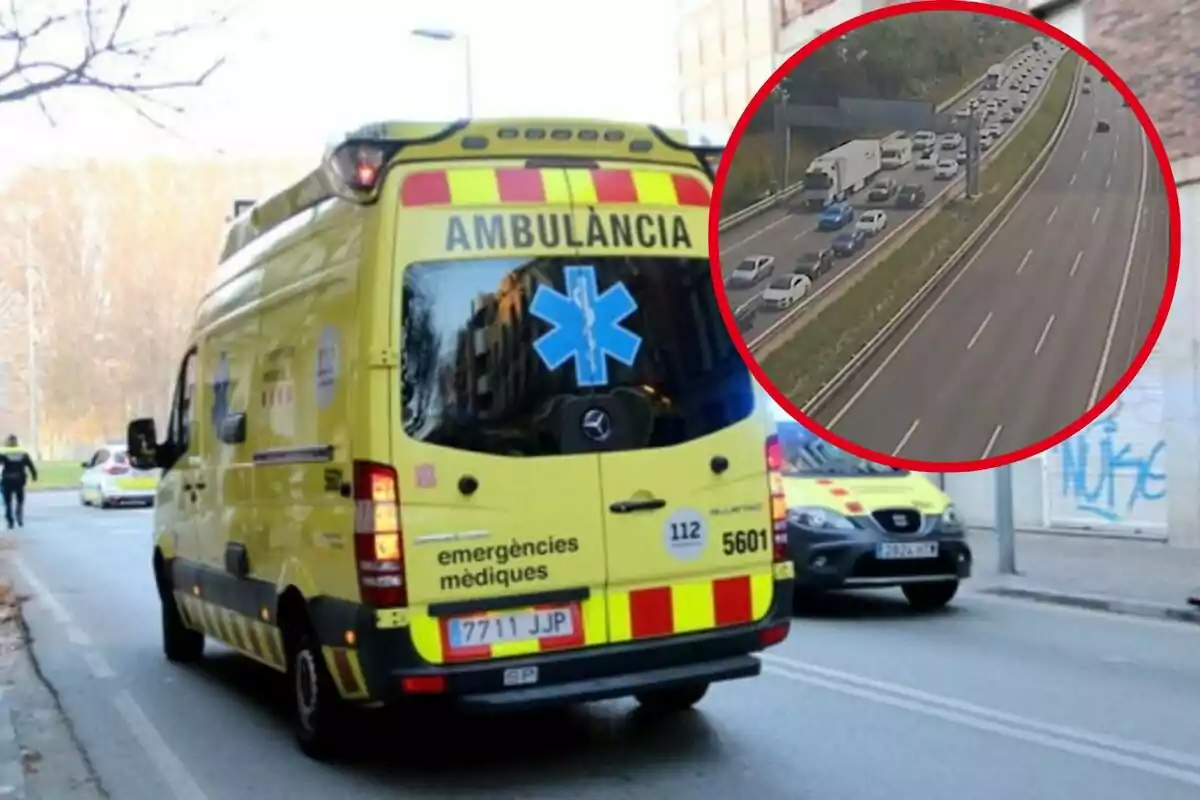 Una ambulancia amarilla circula por una calle, mientras en un recuadro se muestra una carretera con tráfico.