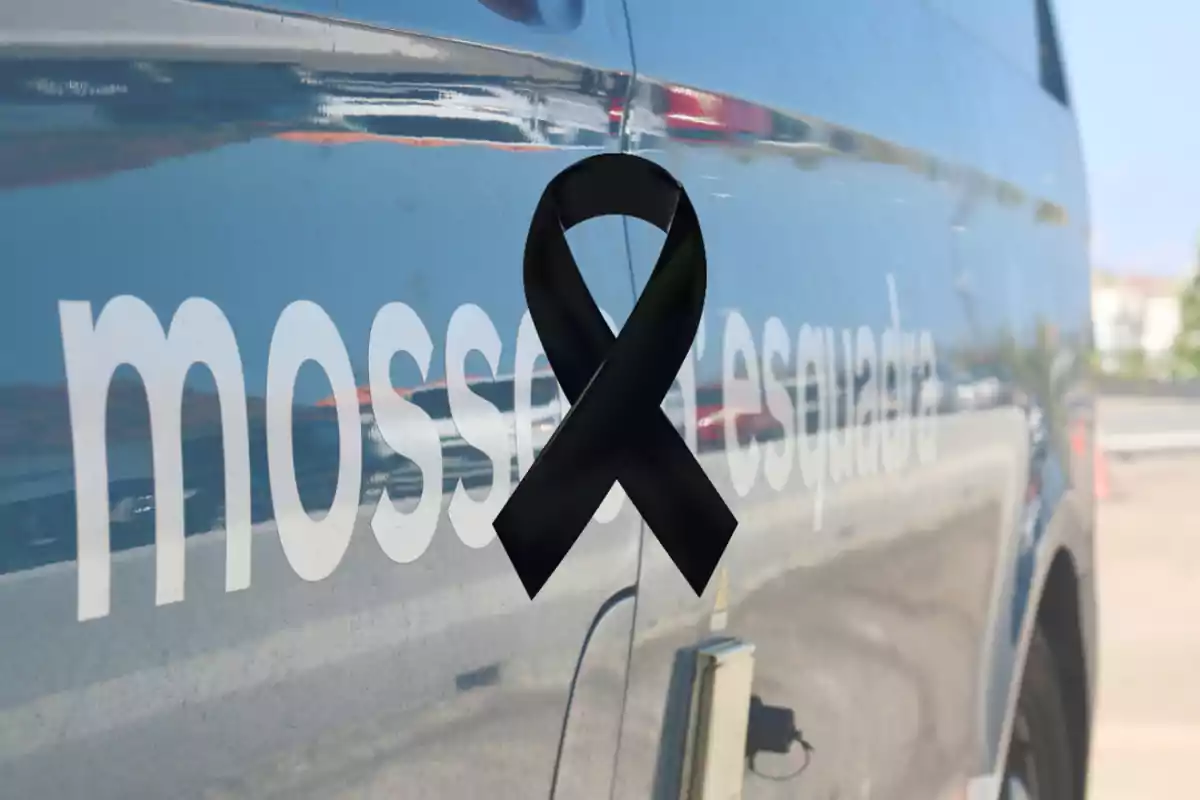 Cinta negra de dol sobre la porta d'una furgoneta dels Mossos d'Esquadra