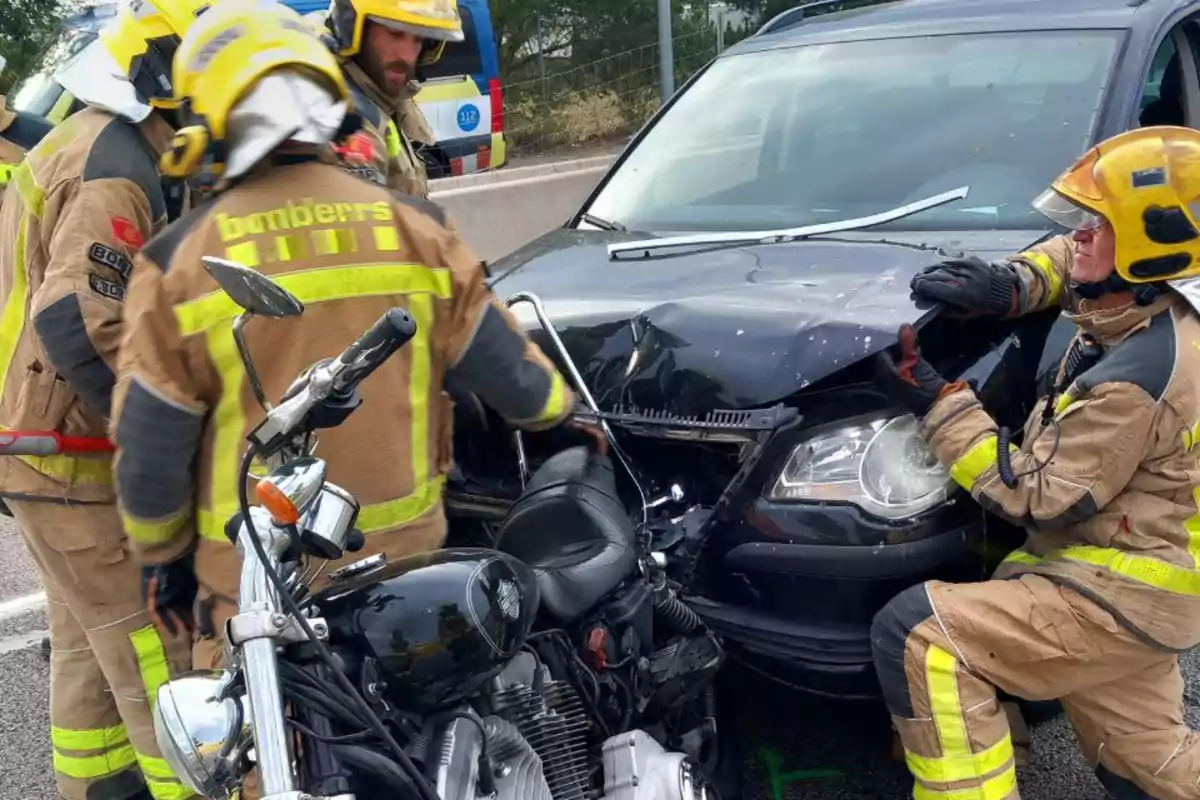 Imagen accidente de un coche y una moto en Santa Perpètua de Mogoda