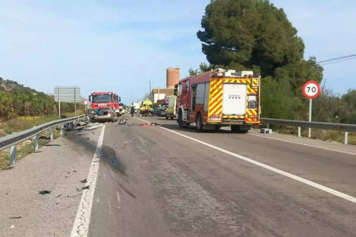 Camions de bombers en una carretera amb runa i un límit de velocitat de 70 km/h.