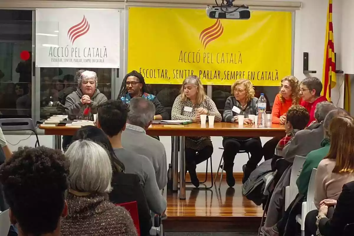 Grup de persones a la presentació d'Acció pel català