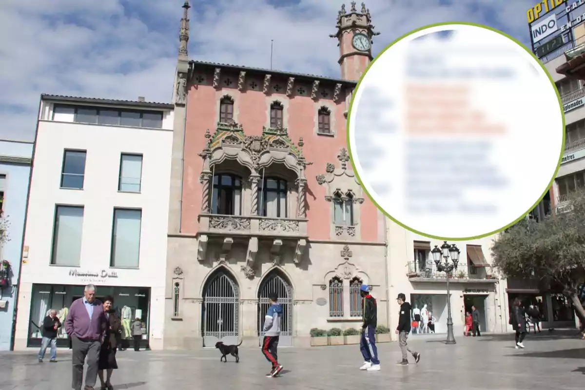 Persones caminant en una plaça davant d'un edifici històric amb una façana ornamentada i un rellotge a la part superior.