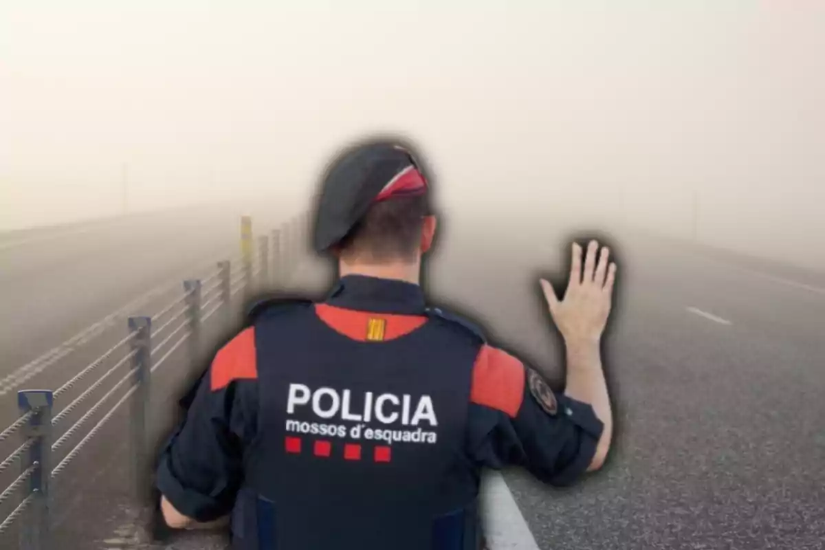 Agent dels Mossos i una carretera amb boira