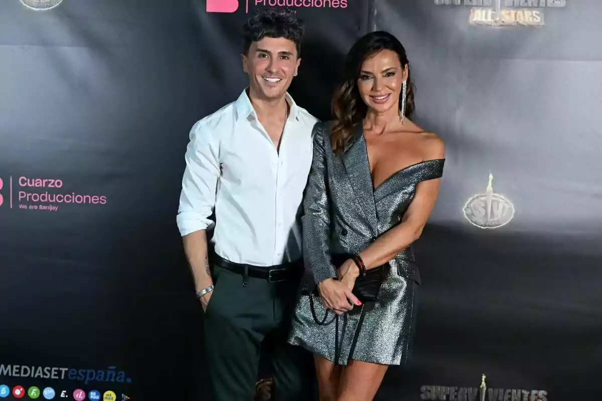 Agustín Etienne i Olga Moreno posen somrients en un esdeveniment, amb un fons que mostra logotips de Cuarzo Producciones i Mediaset España. Agustín Etienne i Olga Moreno posen somrients en un esdeveniment, amb un fons que mostra logotips de Cuarzo Producciones i Mediaset España.