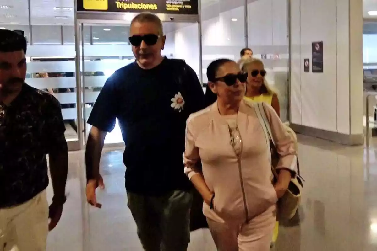 Agustín Pantoja e Isabel Pantoja con gafas de sol en el aeropuerto de Gran Canaria Agustín Pantoja e Isabel Pantoja con gafas de sol en el aeropuerto de Gran Canaria
