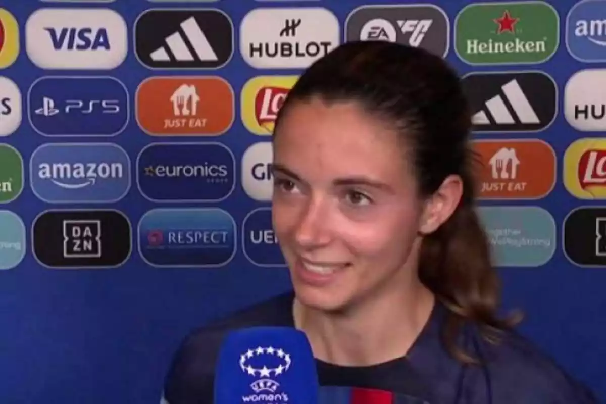 Aitana Bonmatí sent entrevistada després d'un partit de la UEFA Champions League Femenina