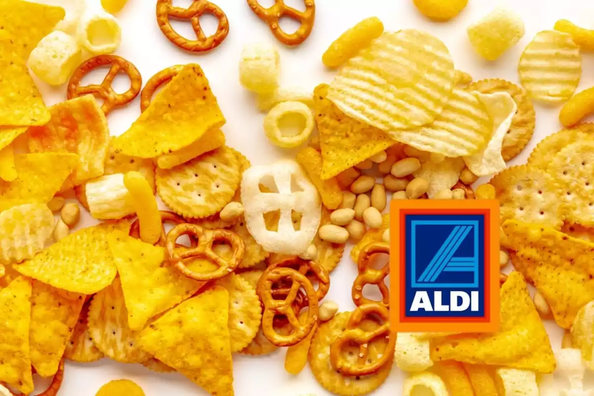 Una varietat de snacks salats, incloent pretzels, papes fregides, galetes salades i altres entrepans, amb el logotip d'Aldi a la cantonada inferior dreta.