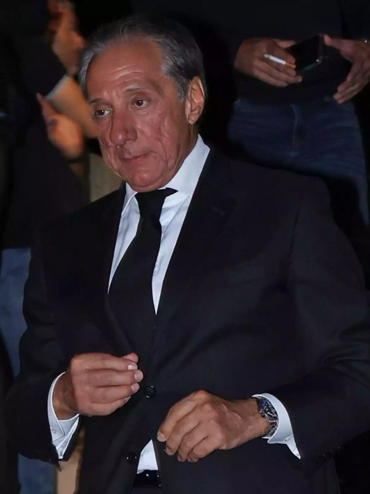 Alejandro Rubio en el funeral de María Teresa Campos vestido con un traje negro y mostrando un rostro serio Alejandro Rubio en el funeral de María Teresa Campos vestido con un traje negro y mostrando un rostro serio