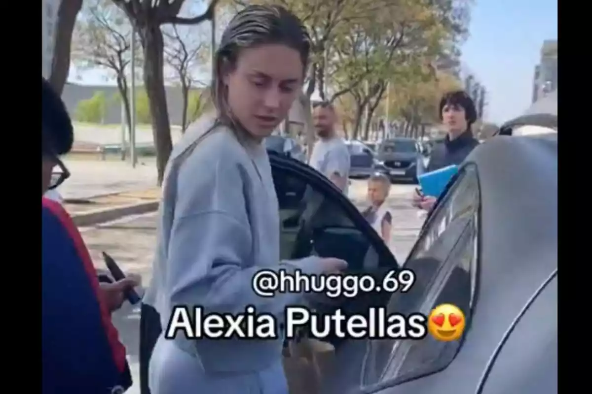 Alexia Putellas, jugadora del FC Barcelona femení, entrant al cotxe després de signar autògrafs a aficionats del Barça