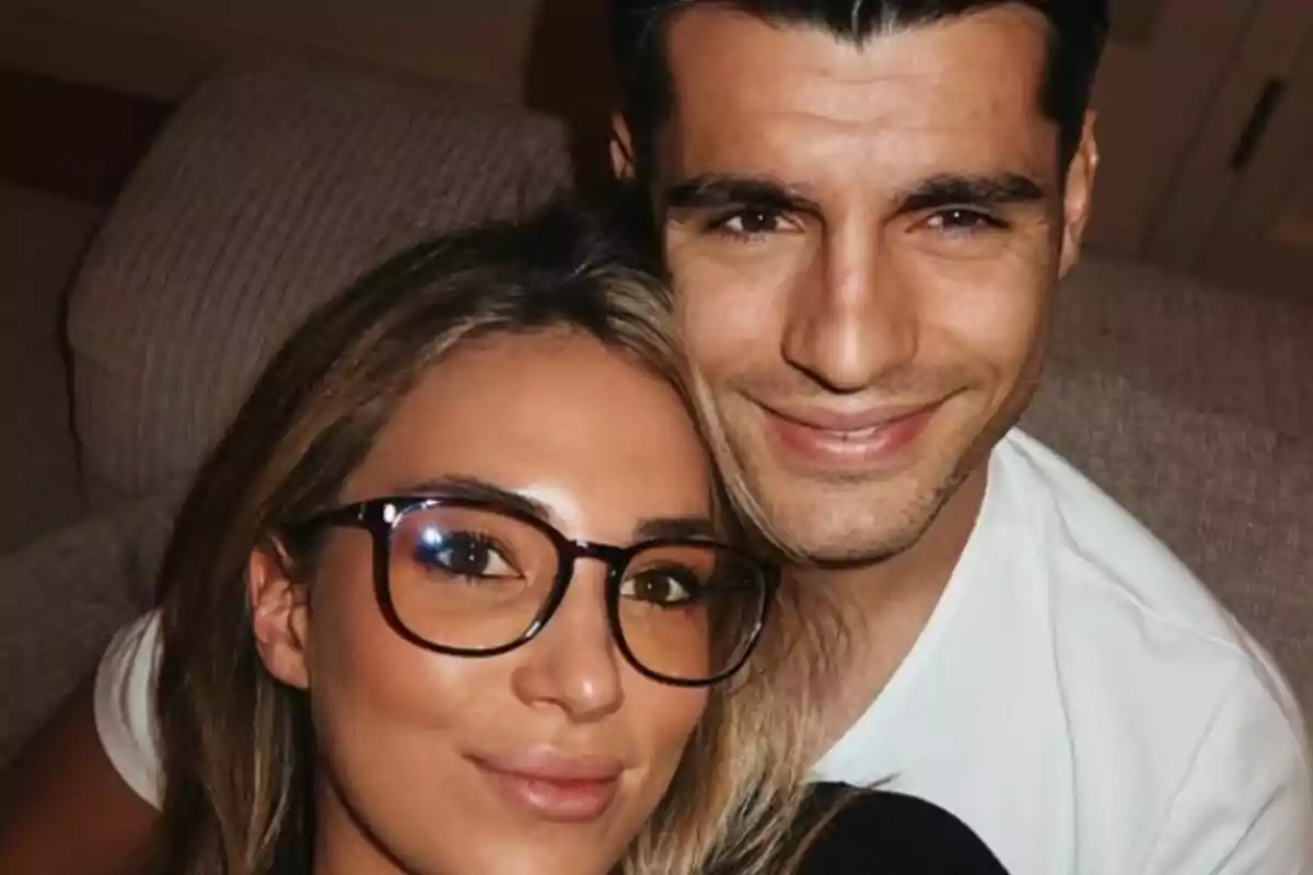 Primer pla d'Alice Campello i Álvaro Morata somrients i asseguts al sofà de casa. Primer pla d'Alice Campello i Álvaro Morata somrients i asseguts al sofà de casa.