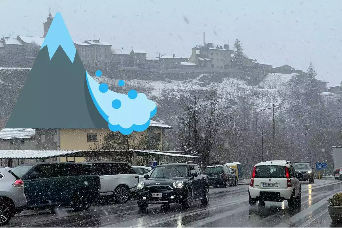 Una carretera nevada con varios coches circulando y un pueblo en el fondo, con un emoji de montaña y avalancha superpuesto.