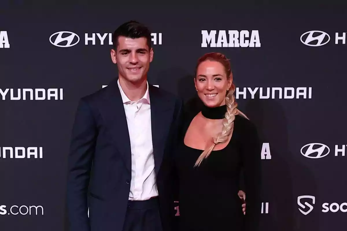 Álvaro Morata y Alice Campello posando en un evento con un fondo de patrocinadores de Hyundai y Marca.