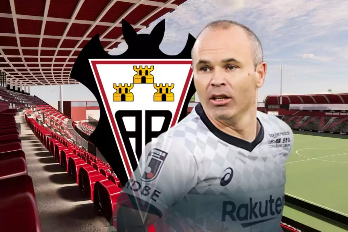 Andrés Iniesta en un partit amb el Vissel Kobe i l'estadi Carlos Belmonte de fons