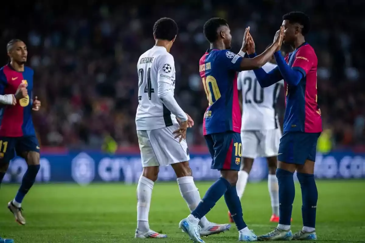 Ansu Fati y Balde celebrando el quinto gol del Barça