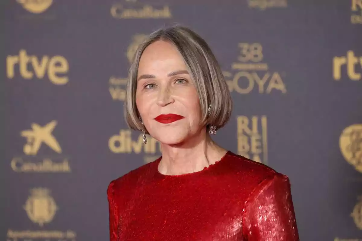 Antonia San Juan con vestido rojo en la alfombra roja de los Premios Goya Antonia San Juan con vestido rojo en la alfombra roja de los Premios Goya
