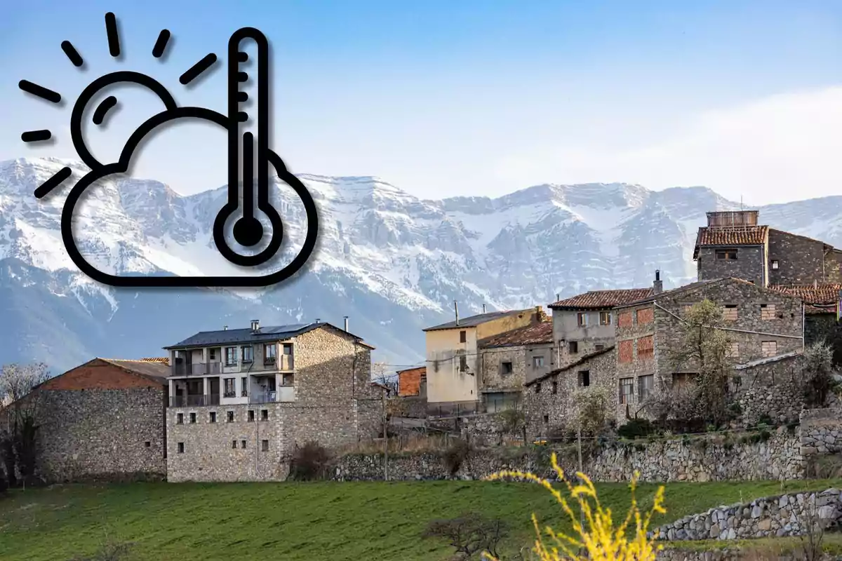 Paisaje de un pueblo con casas de piedra y montañas nevadas al fondo, con un icono de clima soleado y un termómetro superpuesto.