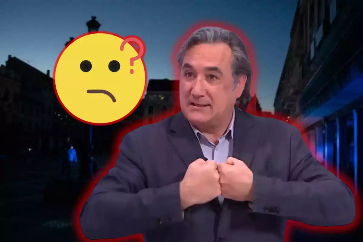 Un hombre con expresión seria y gesto de manos cerradas frente a un fondo oscuro con un emoji de cara confundida al lado.