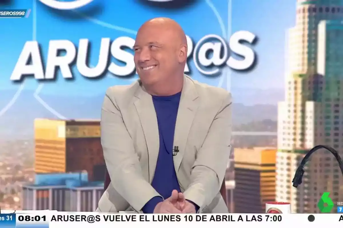 Alfonso Arús, pare de la família Arús i presentador d'Aruser@s