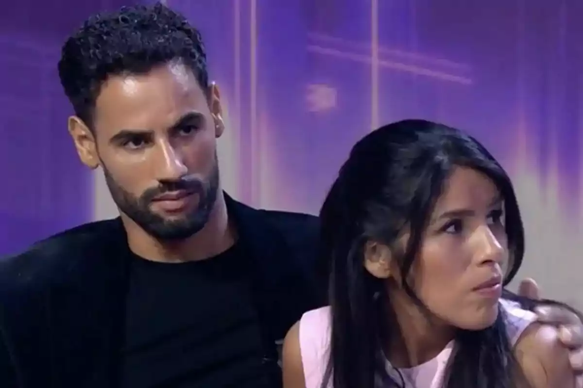 Asraf Beno i Isa Pantoja asseguts junts al plató de 'De Viernes'. Asraf Beno i Isa Pantoja asseguts junts al plató de 'De Viernes'.