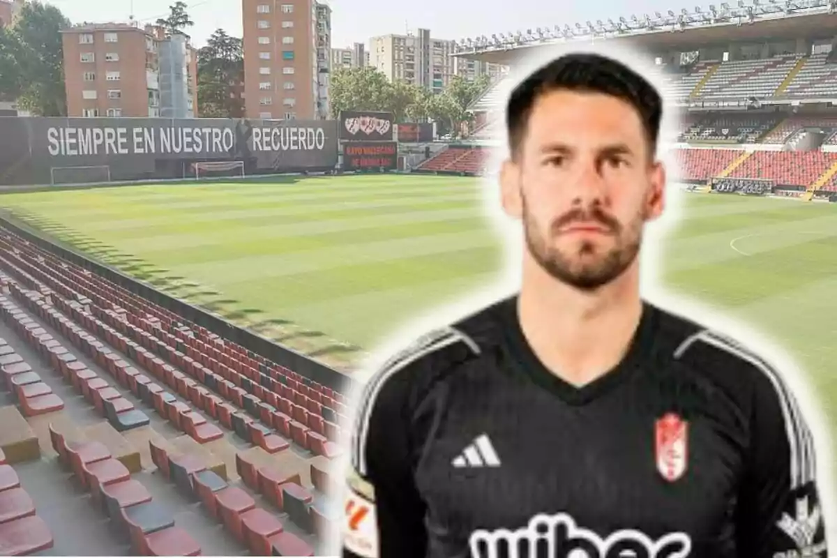 Un jugador de fútbol con uniforme negro aparece en primer plano, mientras que al fondo se observa un estadio con gradas vacías y un mensaje en la pared que dice "Siempre en nuestro recuerdo".