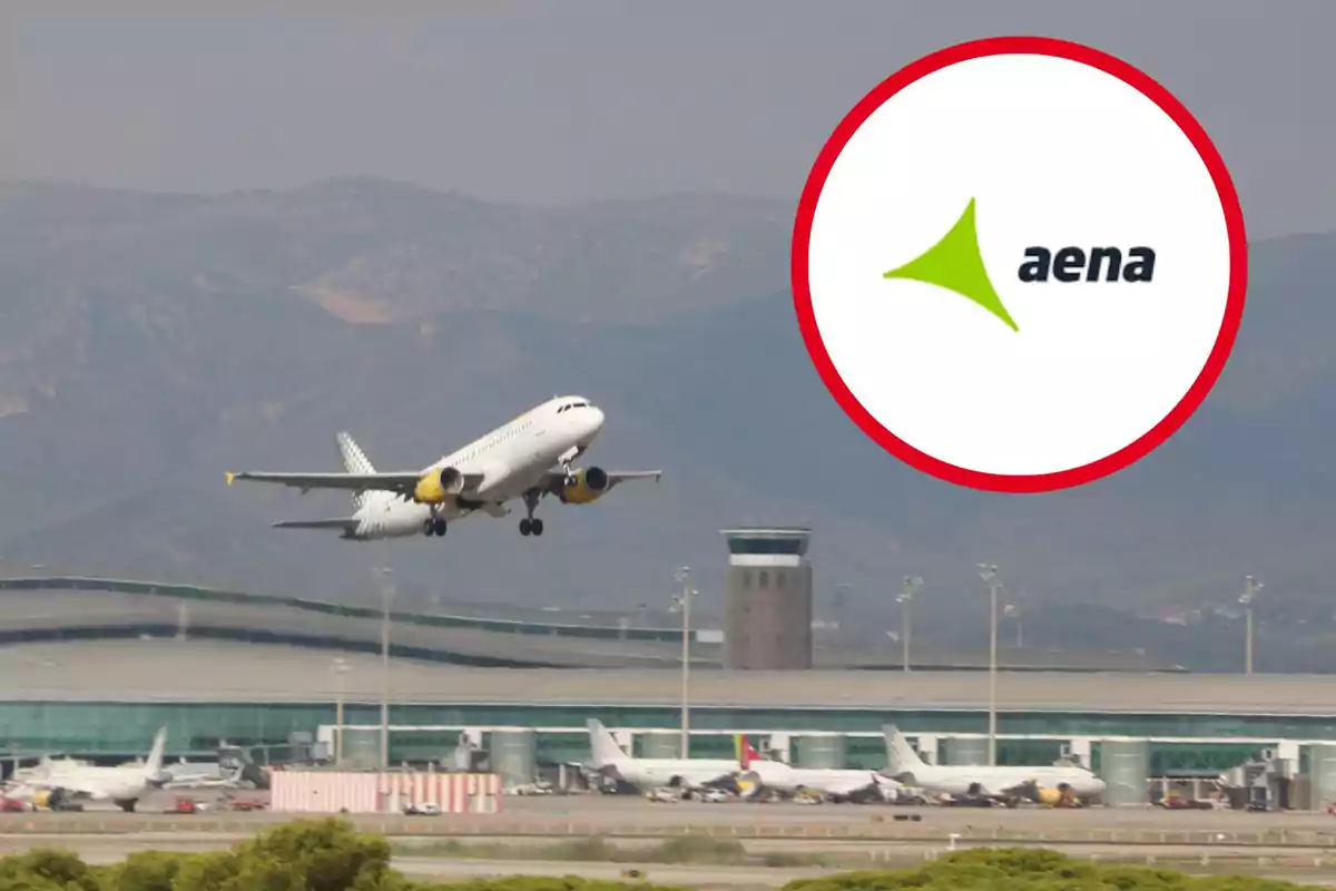 Un avión despegando en un aeropuerto con el logotipo de Aena en la esquina superior derecha.