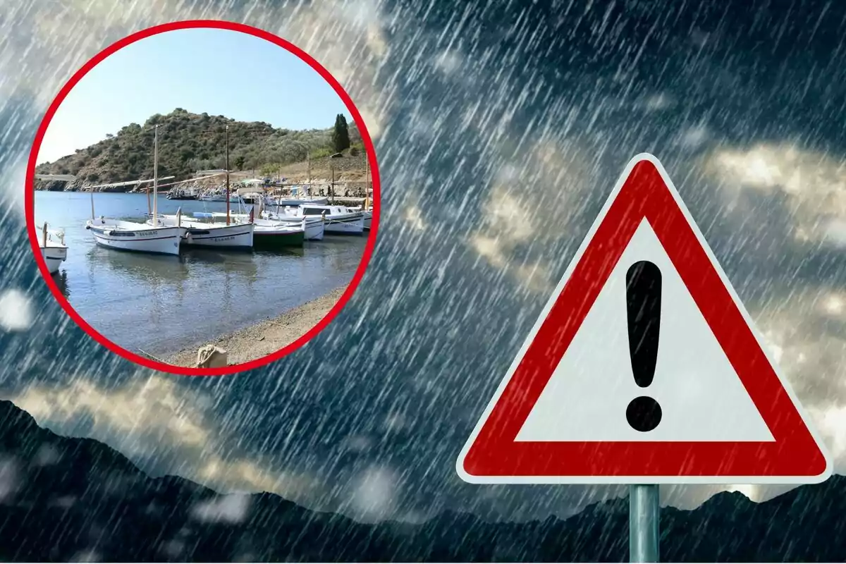 Una señal de advertencia triangular con un signo de exclamación en el centro se encuentra en un entorno lluvioso, mientras que un círculo en la esquina superior izquierda muestra una imagen de un puerto con varios barcos atracados en un día soleado.