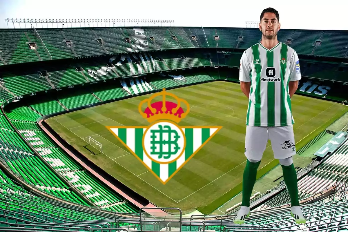 Ayoze Pérez con el estadio Benito Villamarín de fondo