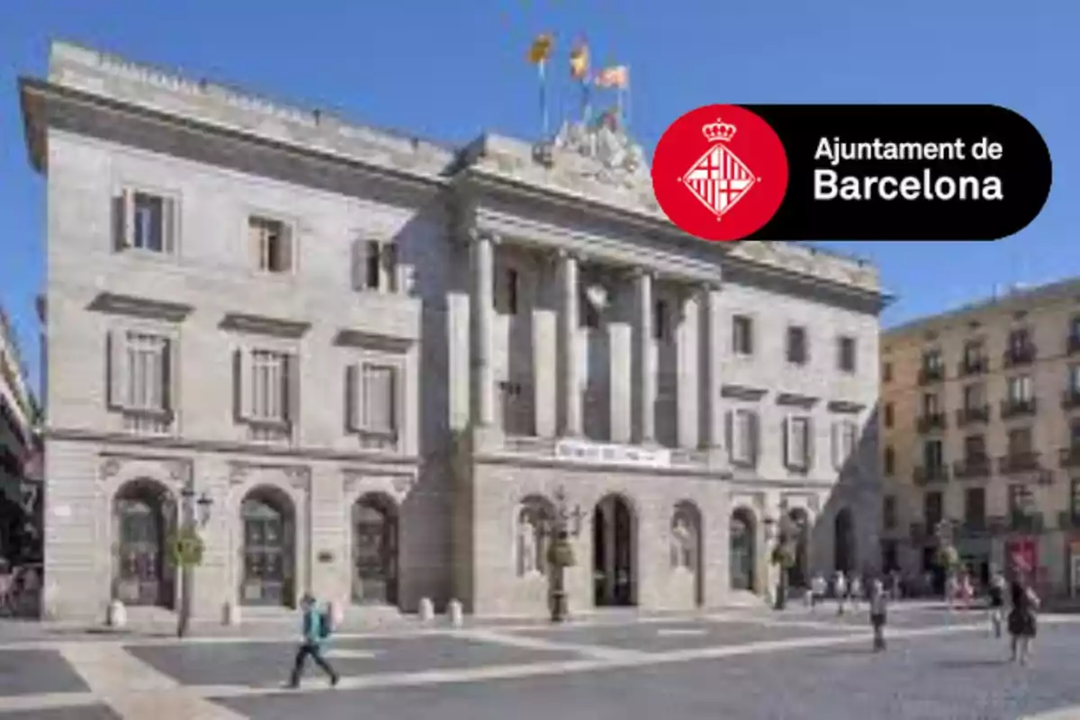 Edifici de l'Ajuntament de Barcelona en una plaça amb persones caminant i cel clar.