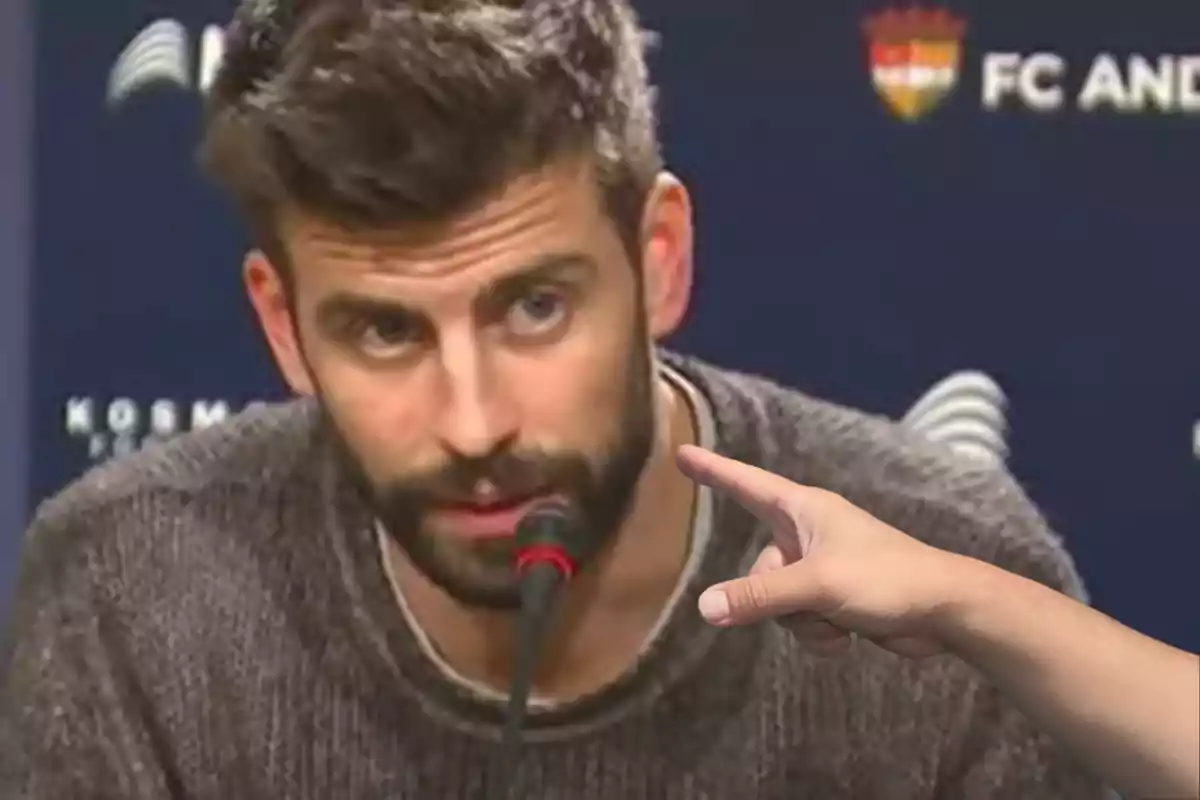 Muntatge amb una imatge de Gerard Piqué durant una roda de premsa. A la dreta una imatge amb una mà assetjadora