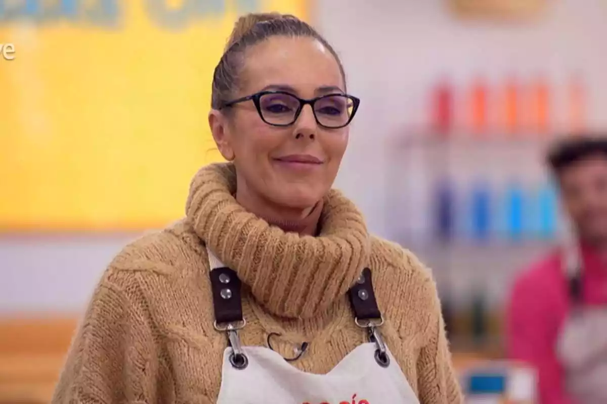 Captura de 'Bake Off' amb Rocío Carrasco somrient amb un coll alt marró i un davantal el 4 de març de 2024 Captura de 'Bake Off' amb Rocío Carrasco somrient amb un coll alt marró i un davantal el 4 de març de 2024