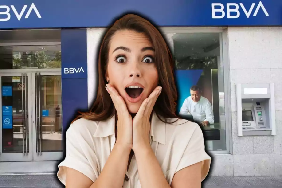 Dona sorpresa davant d'una sucursal de BBVA amb un caixer automàtic al costat.