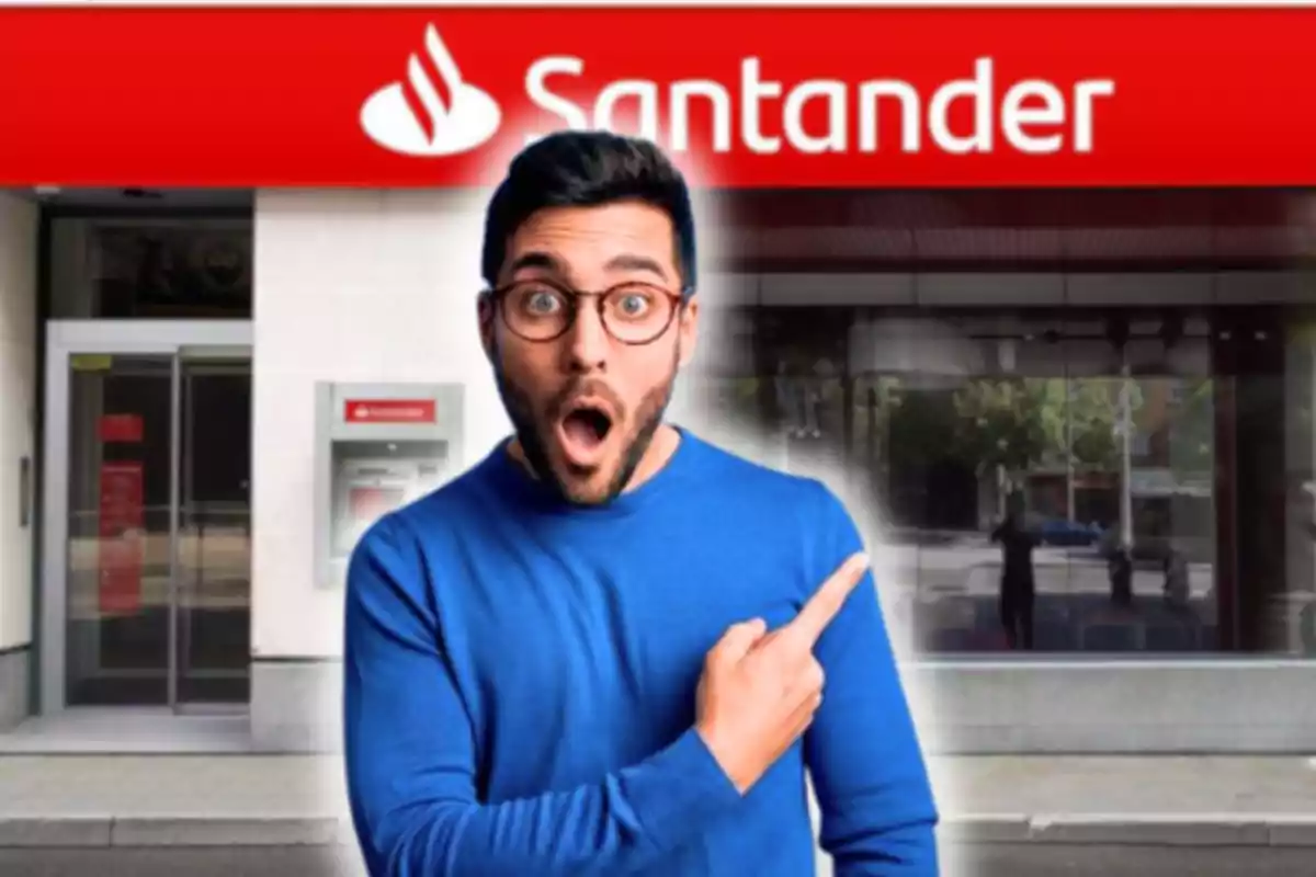 Home amb expressió de sorpresa assenyalant una sucursal del banc Santander