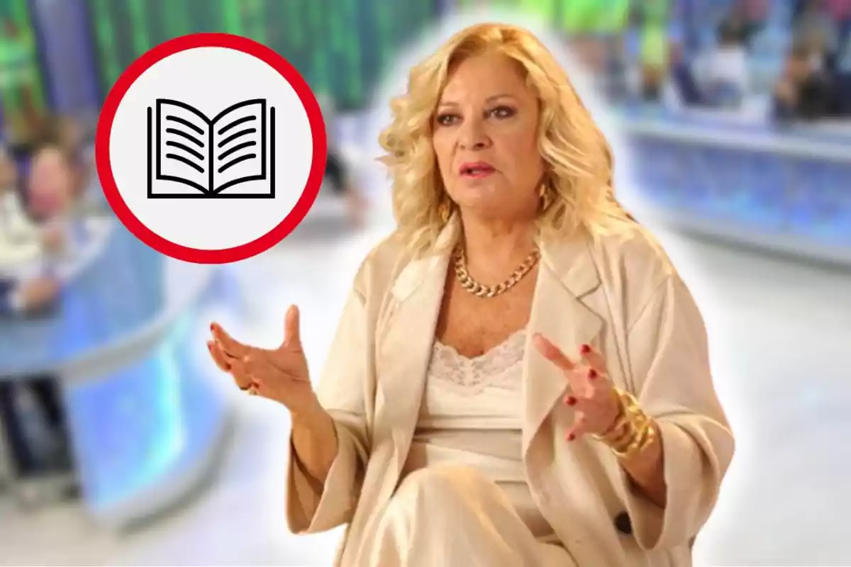Dona rossa vestida de beix parlant amb les mans mentre està asseguda en un plató de televisió amb una icona de llibre obert dins d’un cercle vermell al seu costat