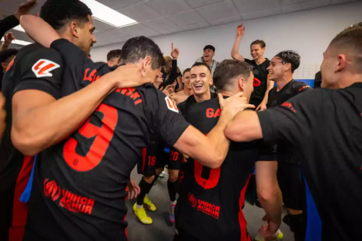Jugadores del Barça celebran LaLiga en el vestuario del RCDE Stadium