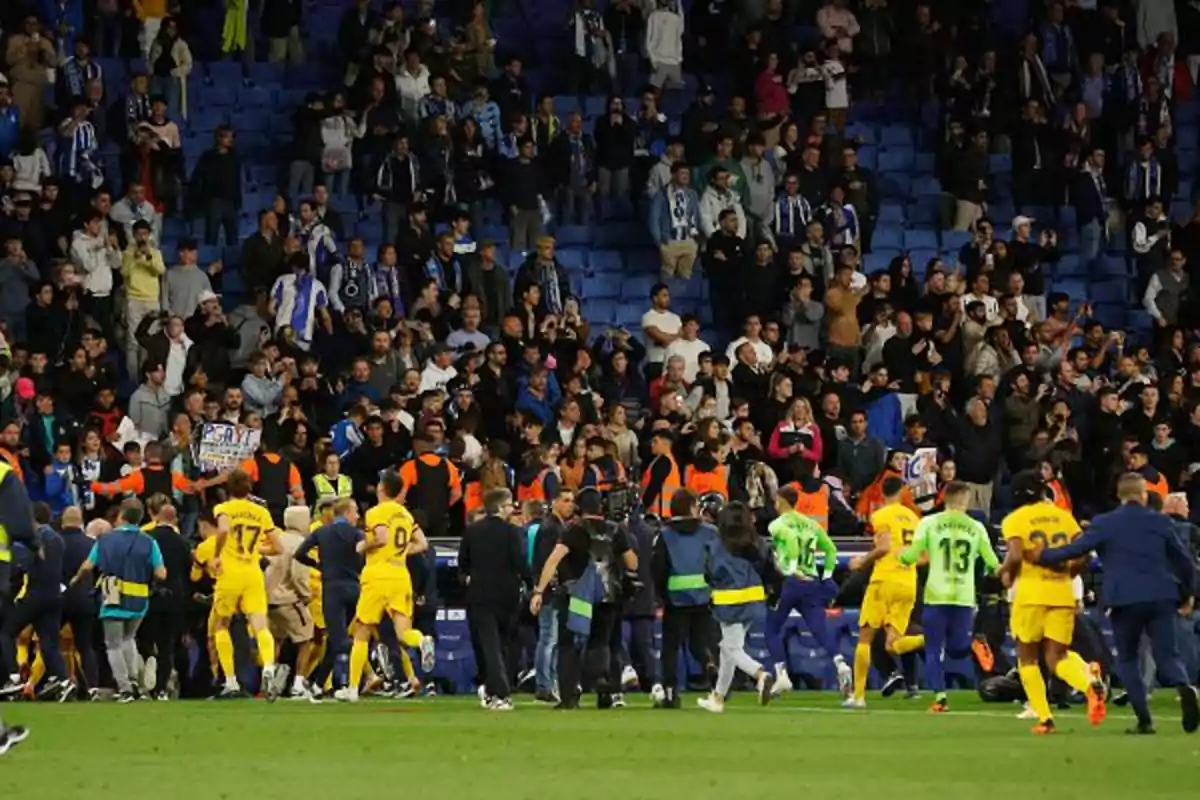 Jugadors del Barça fugen del camp de l'Espanyol quan l'envaeixen els ultres pericos. Jugadors del Barça fugen del camp de l'Espanyol quan l'envaeixen els ultres pericos.