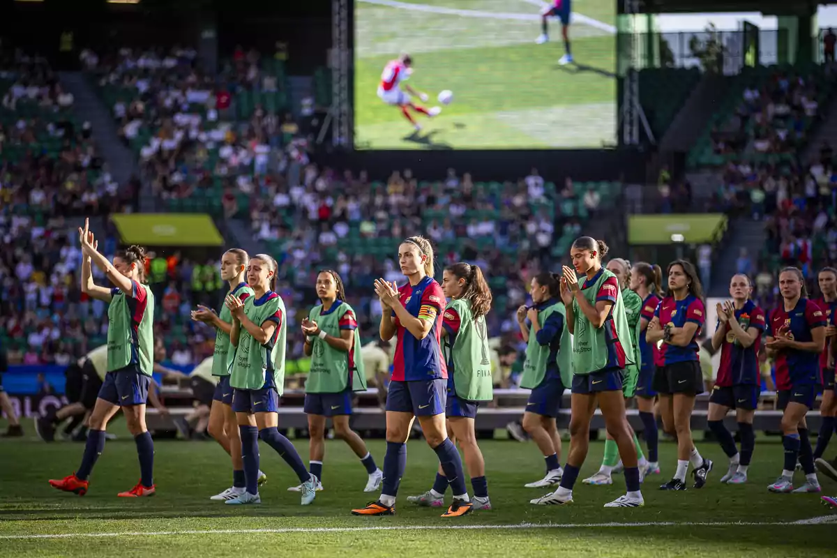 Les jugadores del Barça femení agraeixen als desplaçats a Lisboa. Les jugadores del Barça femení agraeixen als desplaçats a Lisboa.