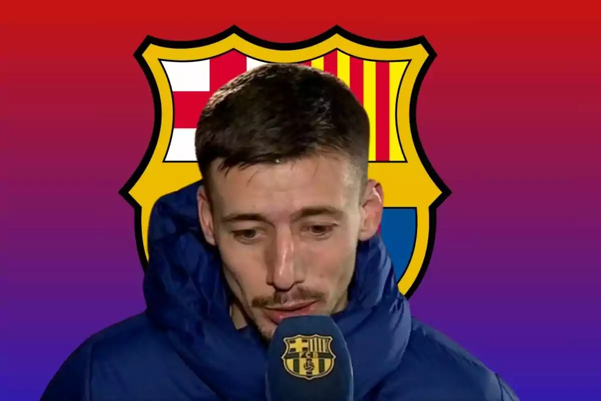 Un hombre con chaqueta azul hablando en un micrófono con el escudo del FC Barcelona de fondo.