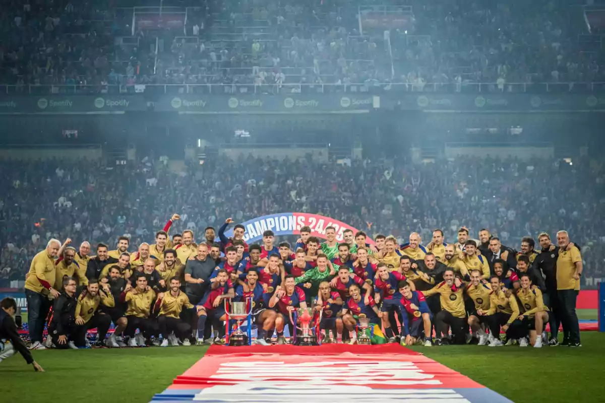 Jugadors del Barça celebrant el títol de La Lliga. Jugadors del Barça celebrant el títol de La Lliga.