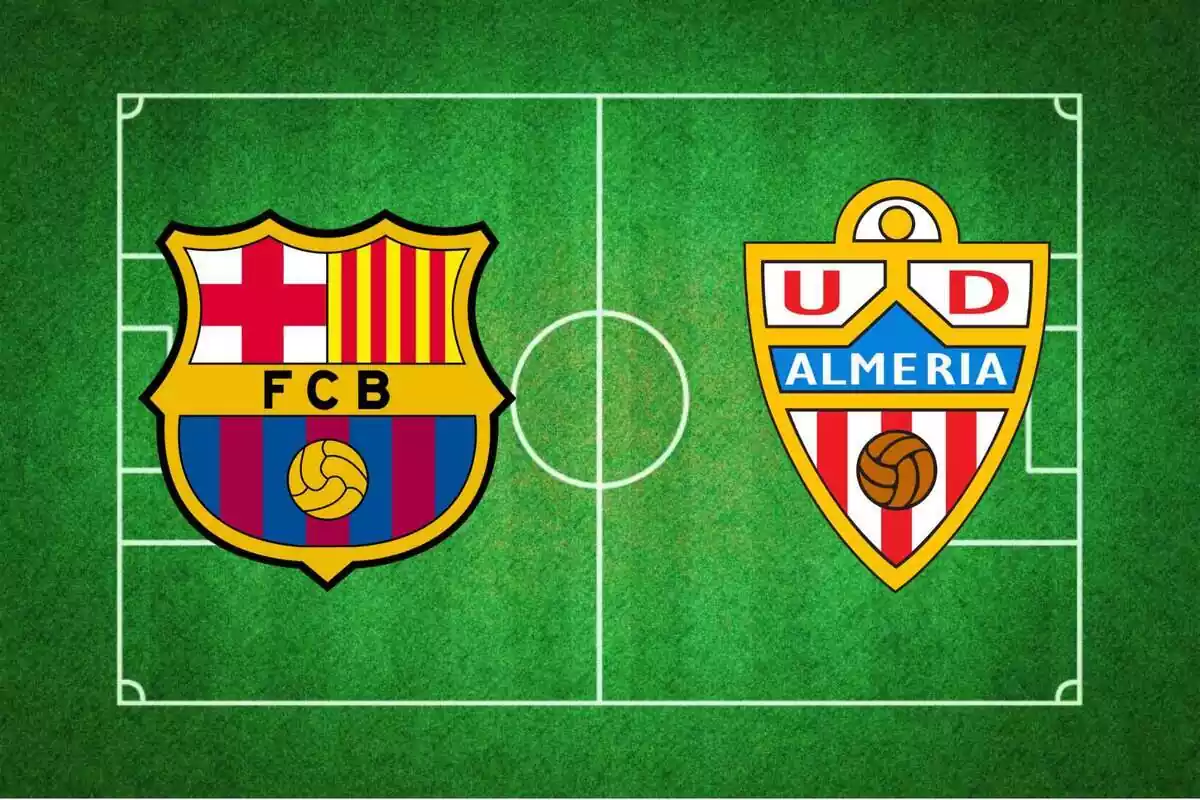 Muntatge d´un camp de futbol amb els escuts del FC Barcelona i la UD Almeria