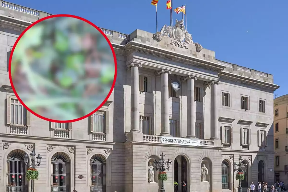 Edificio histórico con columnas y banderas en la parte superior, con un círculo rojo que contiene una imagen borrosa en la esquina superior izquierda.